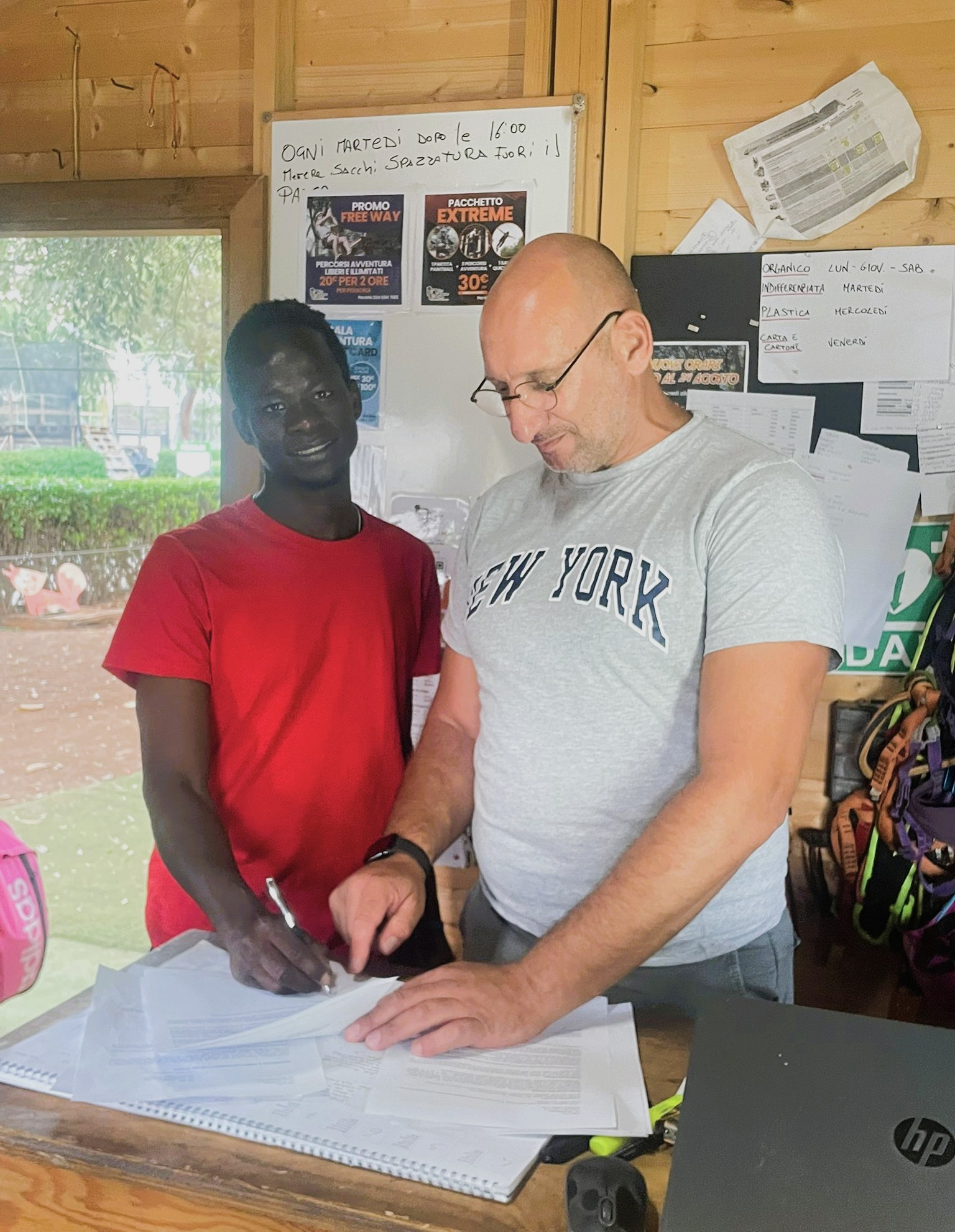 Touray mentre firma il suo contratto