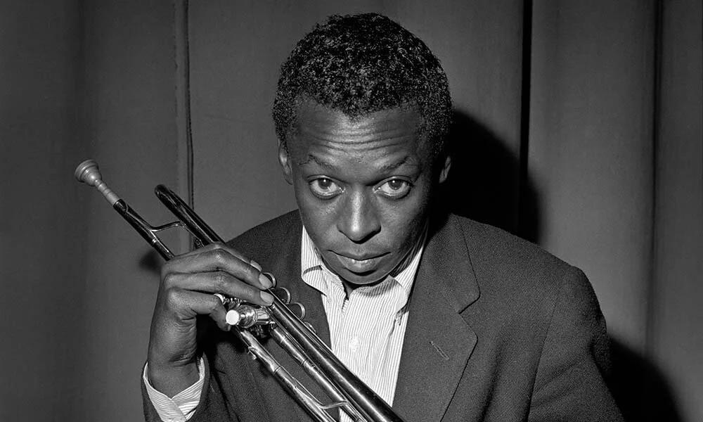 Franco Maresco e la Fondazione OJS – The Brass Group insieme per celebrare il centenario dalla nascita di Miles Davis e John Coltrane. 